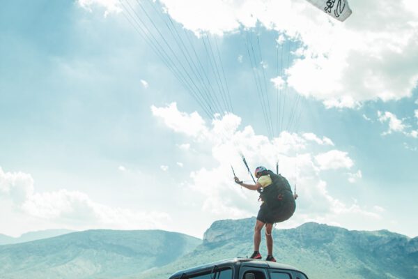 Sesión de fotografía deportiva de parapente en Orgaña, Barcelona con Redbull España