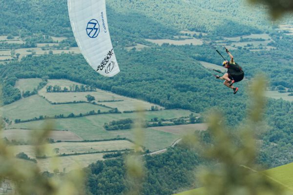 Sesión de fotografía deportiva de parapente con Redbull España con Horacio Llórese. Fotos por Aitor Lamadrid.