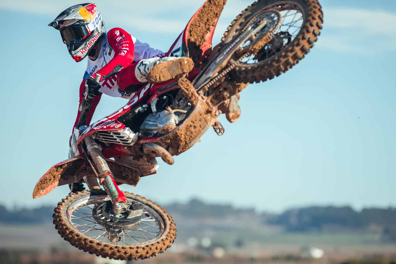 Fotógrafo deportivo de motos en Barcelona durante la presentación de Pauls Jonass con Red Bull y GASGAS en un circuito de motocross.