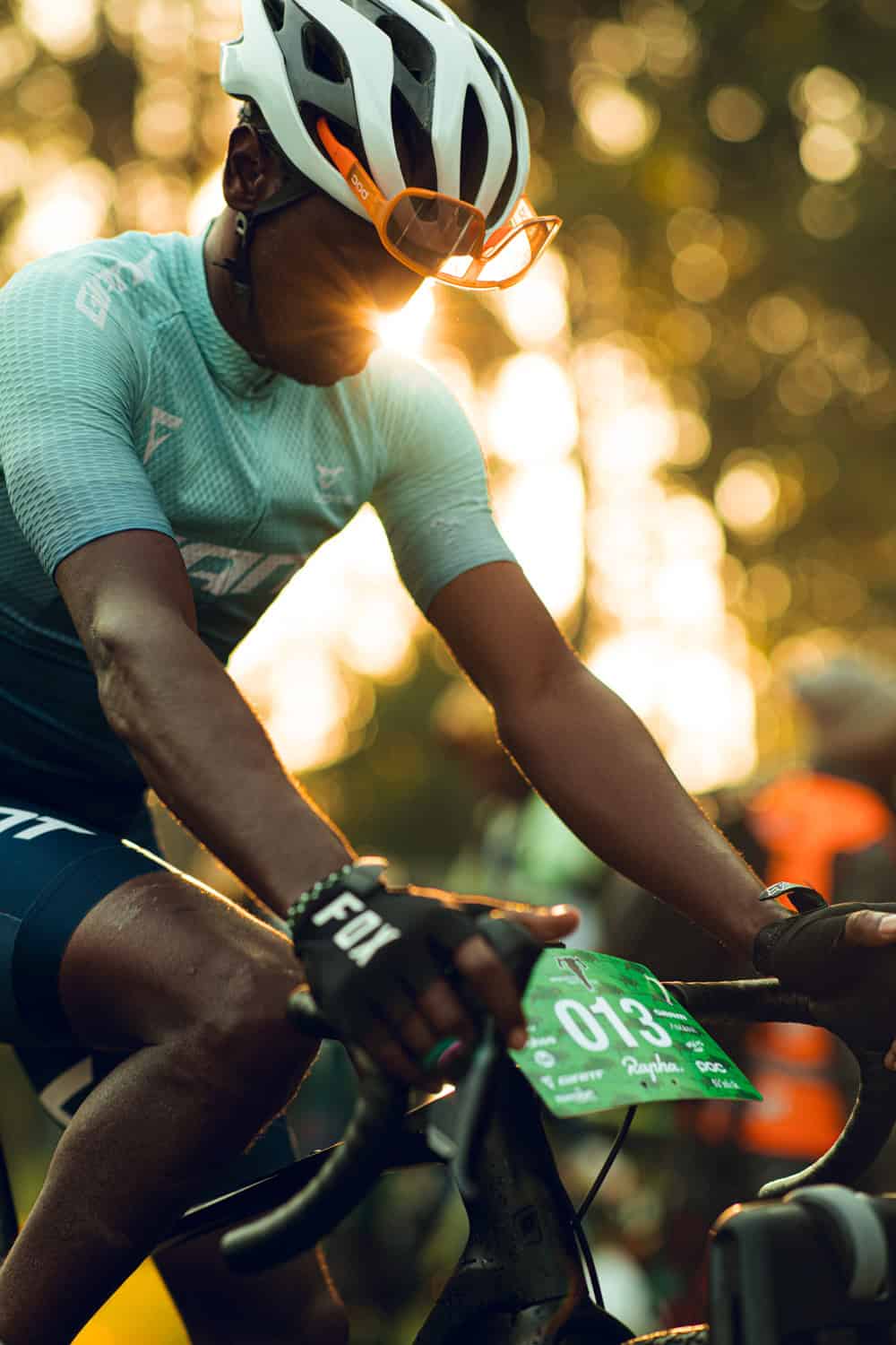 Ciclista durante Migration Gravel Race en Kenia fotografiado por fotógrafo deportivo especializado en eventos de ciclismo gravel