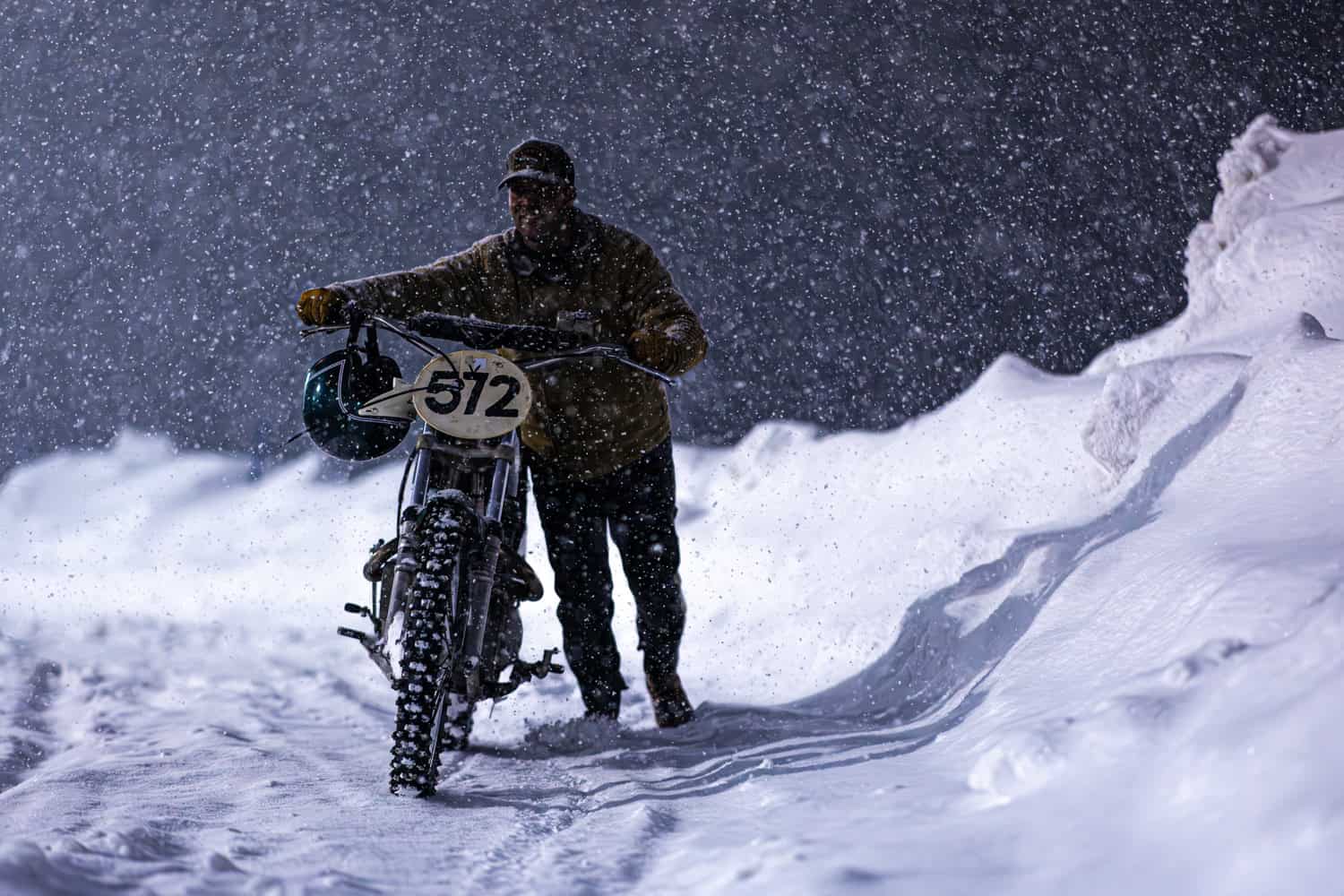 Fotógrafo deportivo documentando evento nocturno de Yamaha Motorcycles junto a Pol Tarrés en Pas de la Casa, Andorra