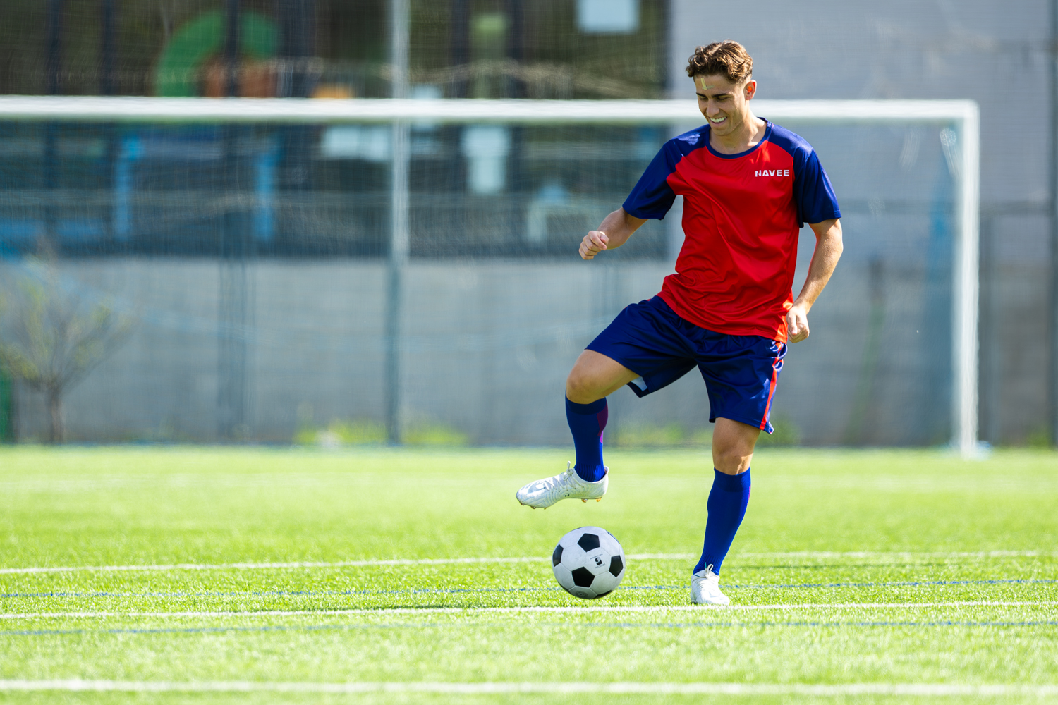 Fotógrafo deportivo de fútbol en Barcelona realizando un shooting profesional con el jugador Fermín López del FC Barcelona