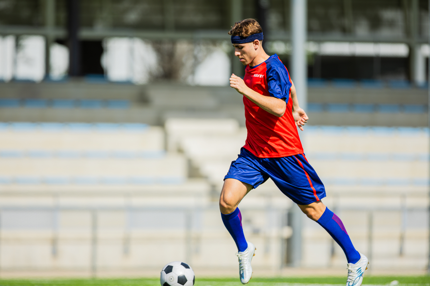 Futbolista profesional durante sesión de fotografía deportiva en Barcelona documentada para campaña de marca