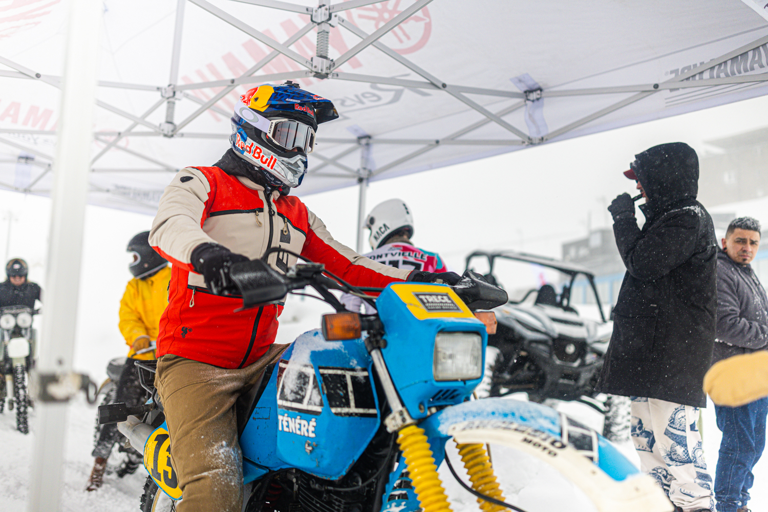 Pol Tarrés preparándose para rodar con una Yamaha Ténéré clásica durante evento de motor en Pas de la Casa, Andorra
