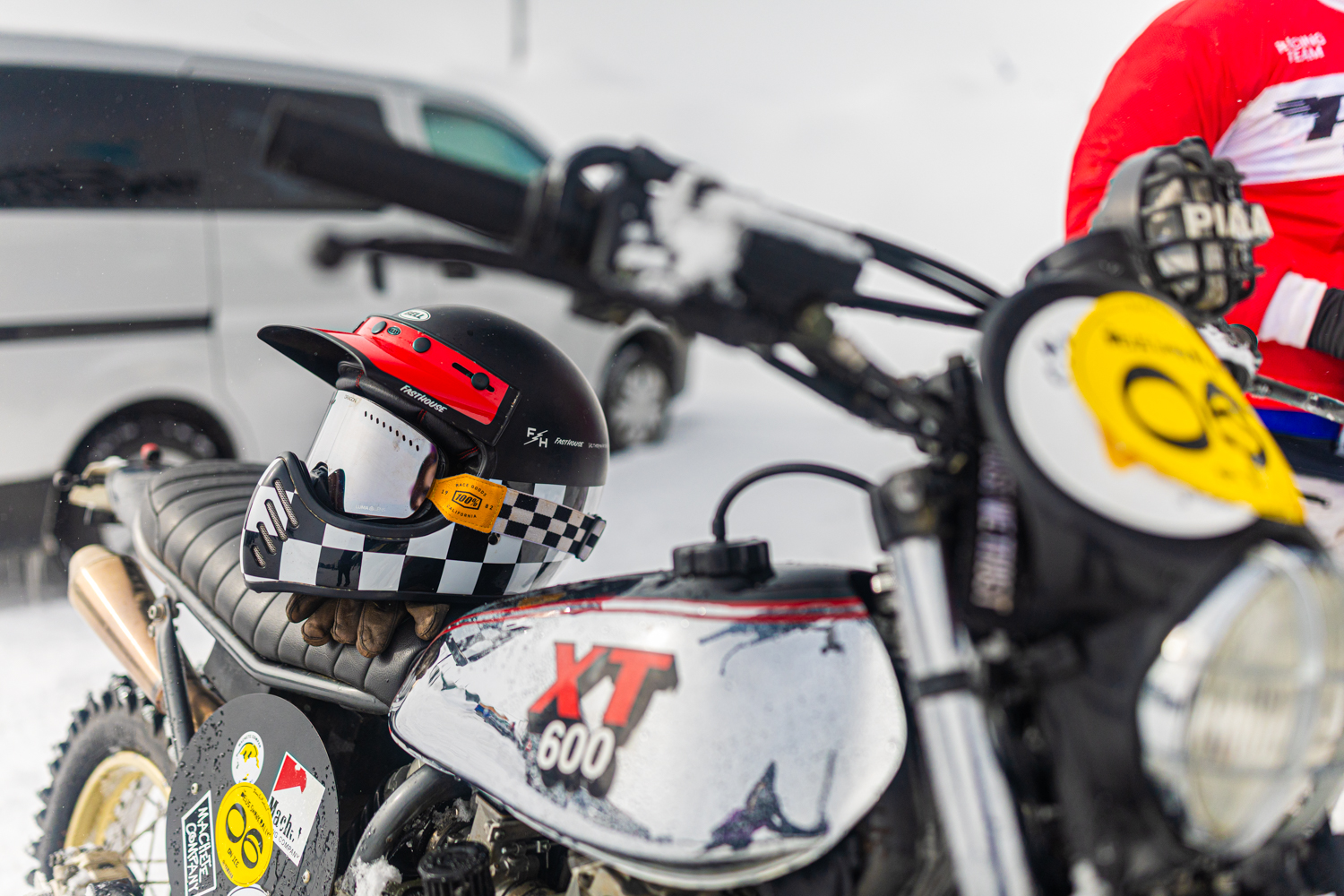 Detalle de moto clásica durante evento de Yamaha Motorcycles en Pas de la Casa fotografiado por fotógrafo deportivo especializado en motor