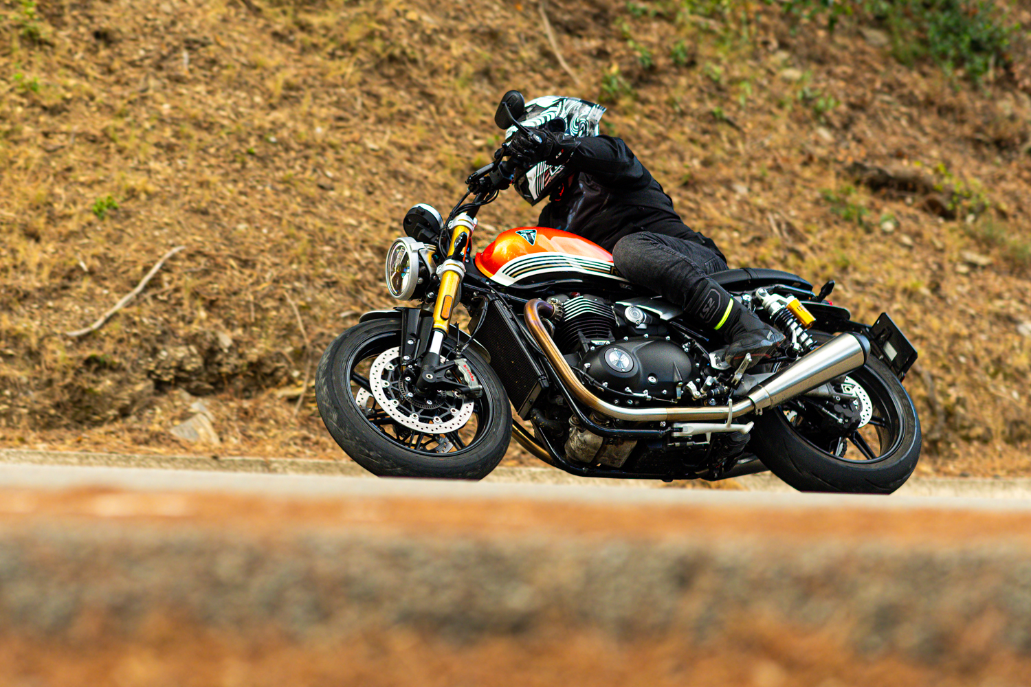 Fotógrafo deportivo de motos en Barcelona realizando un reportaje de la Triumph Thruxton R para la revista Solo Moto de Mundo Deportivo.