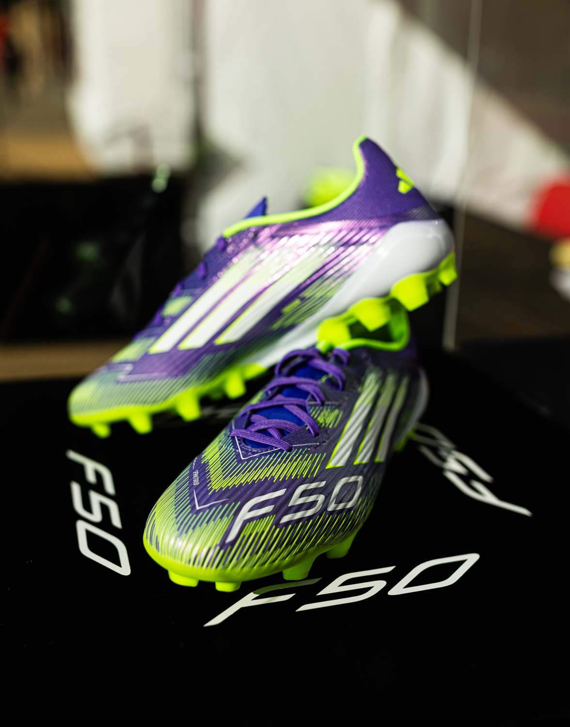 Presentación de las nuevas Adidas F50 durante evento de fútbol documentado por fotógrafo deportivo en Granada