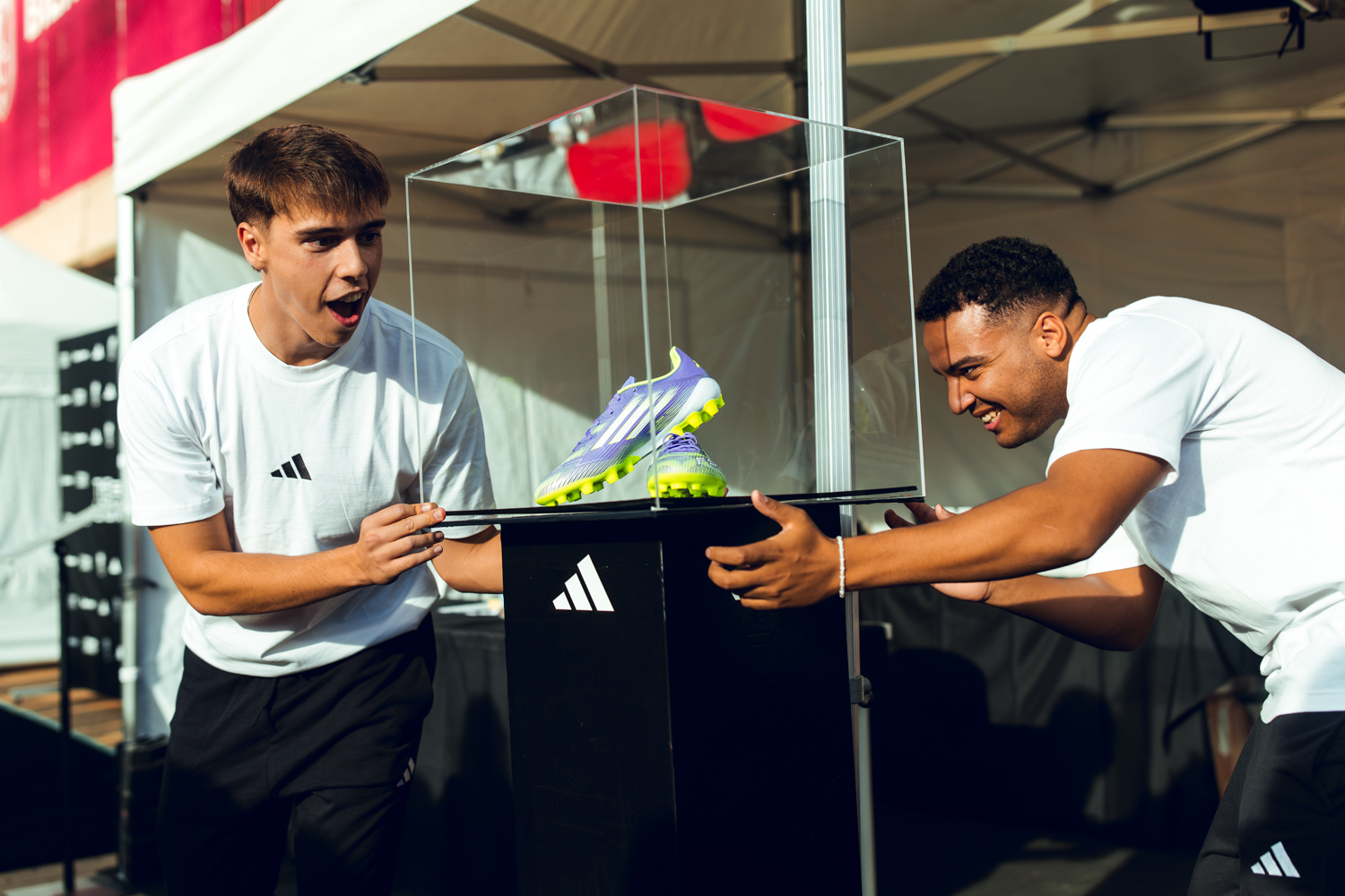 Influencers durante evento de Adidas F50 documentado por fotógrafo y videógrafo deportivo