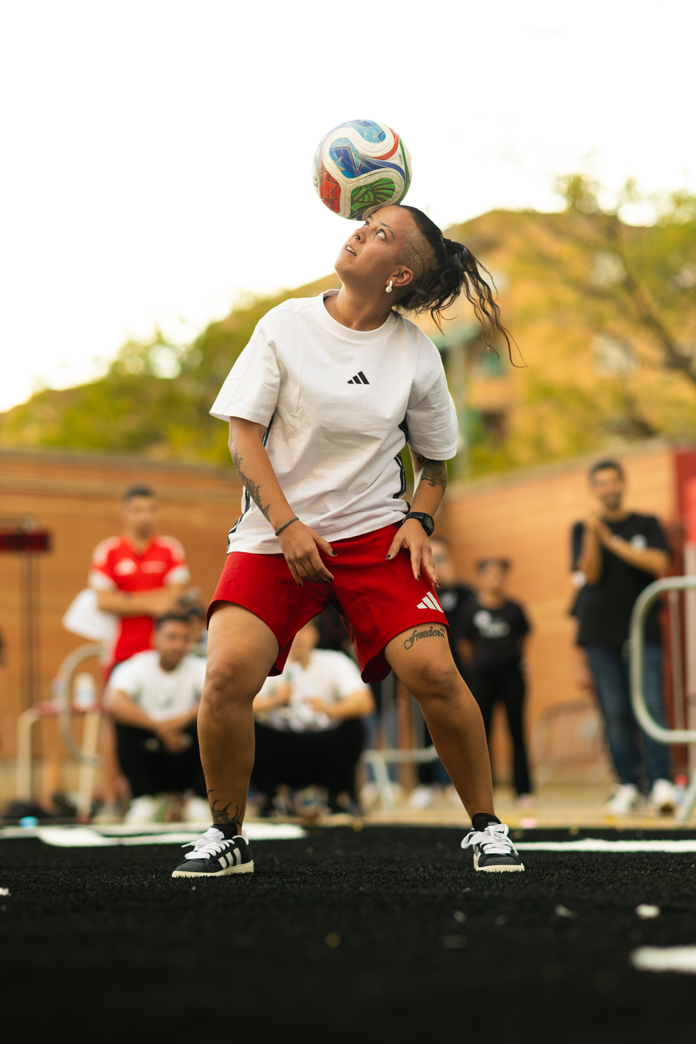 Campeona europea de freestyle football realizando exhibición durante evento de Adidas documentado por fotógrafo deportivo