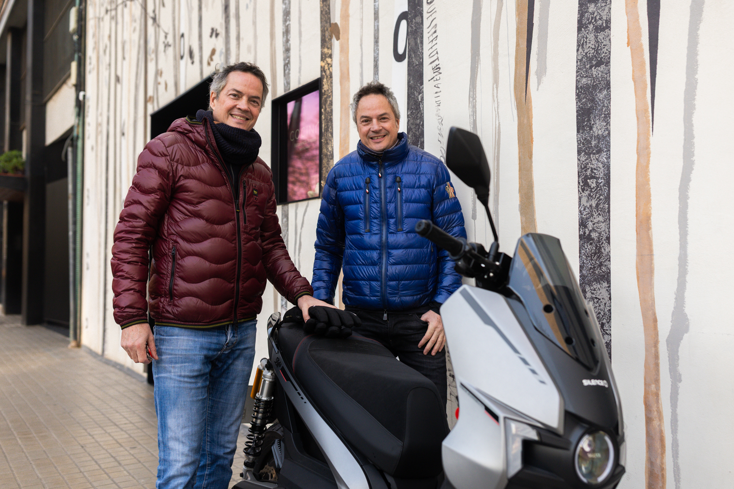 Fotografía editorial de motos en Barcelona para Solo Moto y Mundo Deportivo con los hermanos Torrens y las motocicletas Silence, realizada por Aitor Lamadrid.
