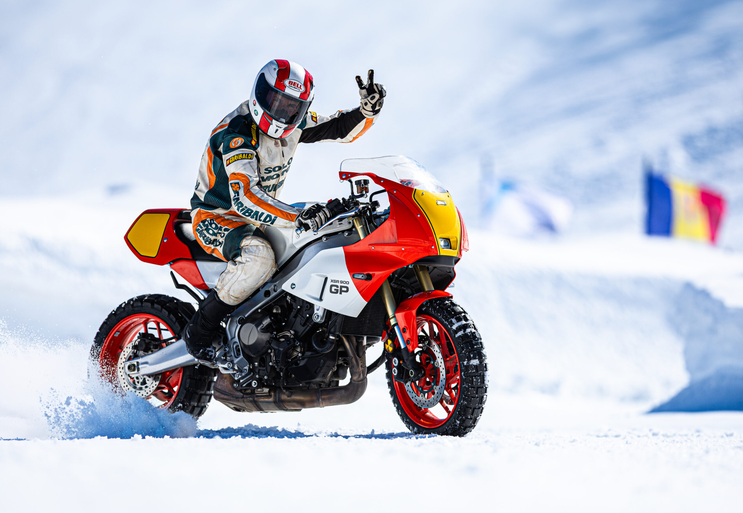 Fotógrafo deportivo de motos en Barcelona realizando un reportaje para Solo Moto y Mundo Deportivo junto a Yamaha y Continental en el circuito de Pas de la Casa (Andorra).