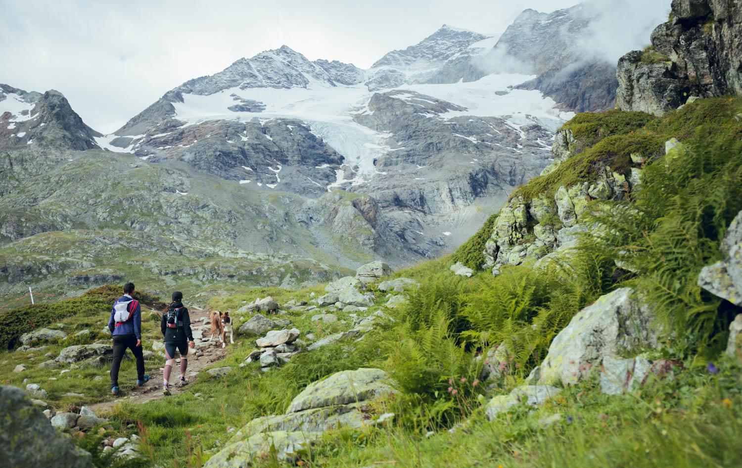Manu Vilaseca practicando trail running en los Alpes suizos durante una producción para Turismo de Suiza.