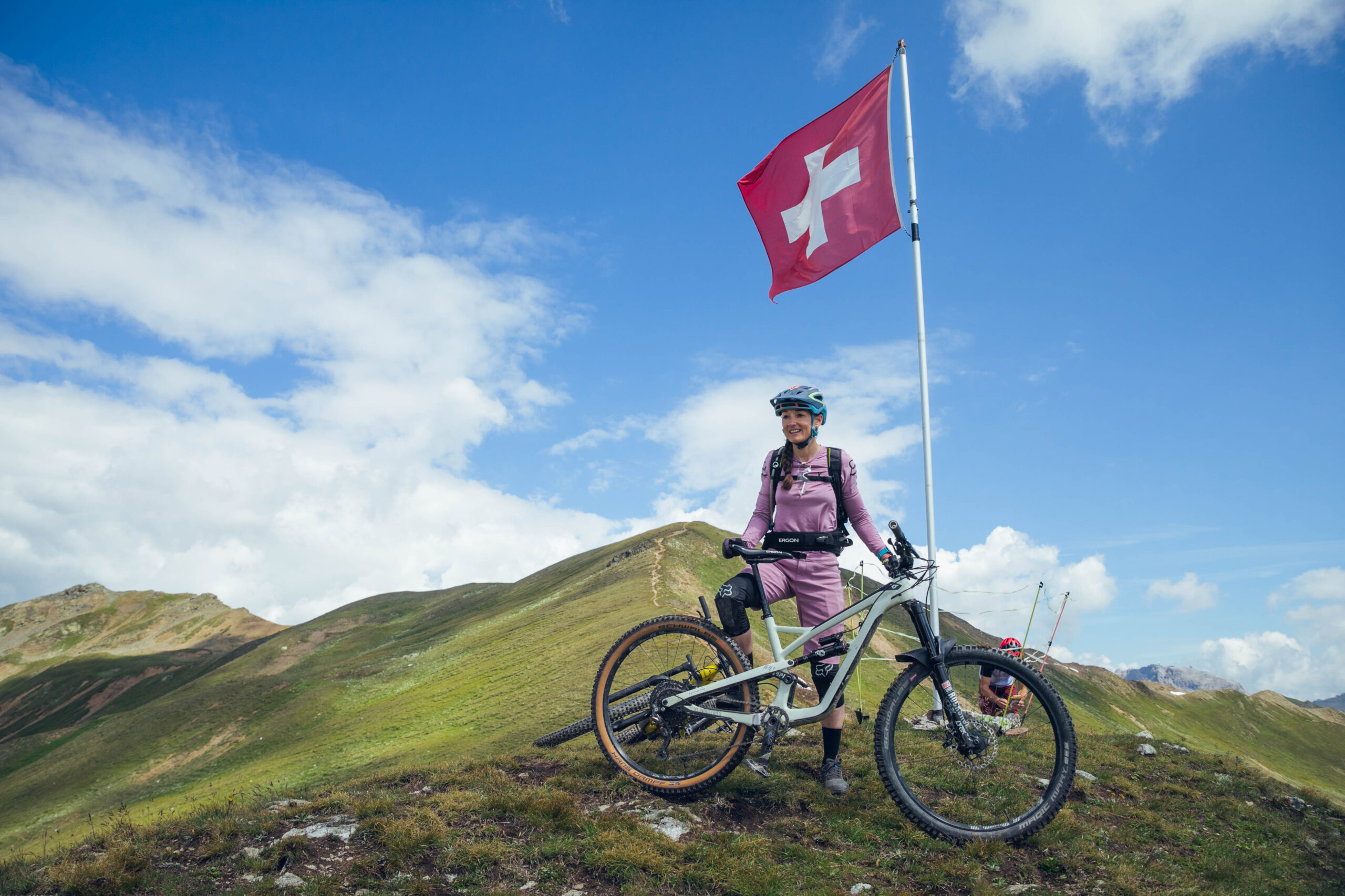 Fotógrafo deportivo de ciclismo documentando una ruta de mountain bike en los Alpes suizos para Turismo de Suiza.